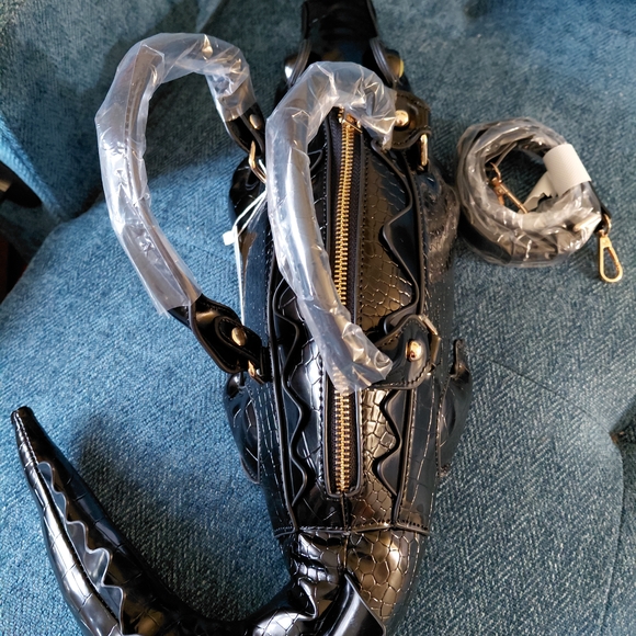 Black Crocodile-Shaped Handbag - Picture 2 of 3